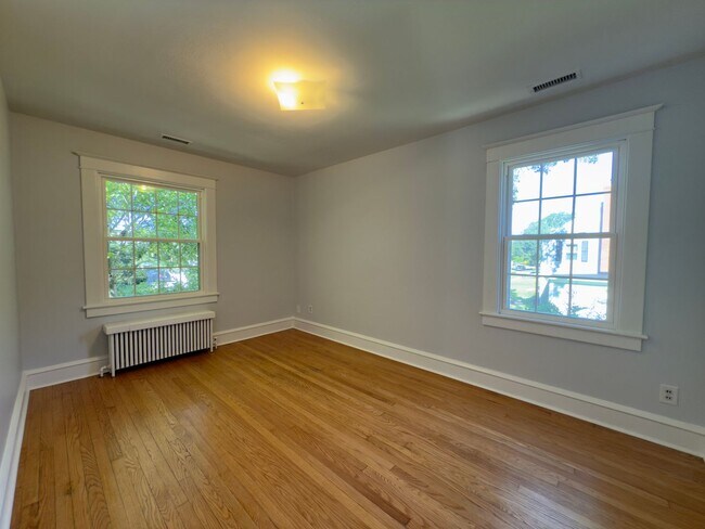 Building Photo - Charming Home!