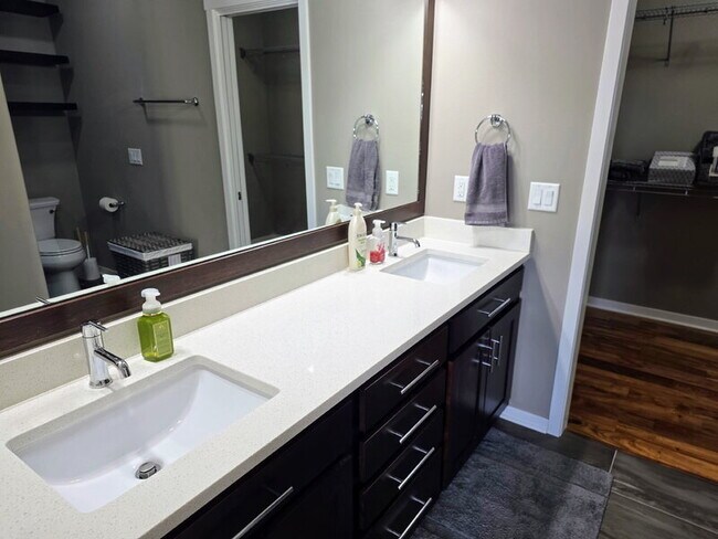 Building Photo - 482 NE Westgate Dr