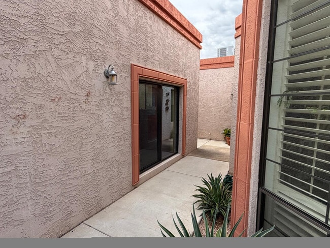 Building Photo - 4132 E Grandview Cir