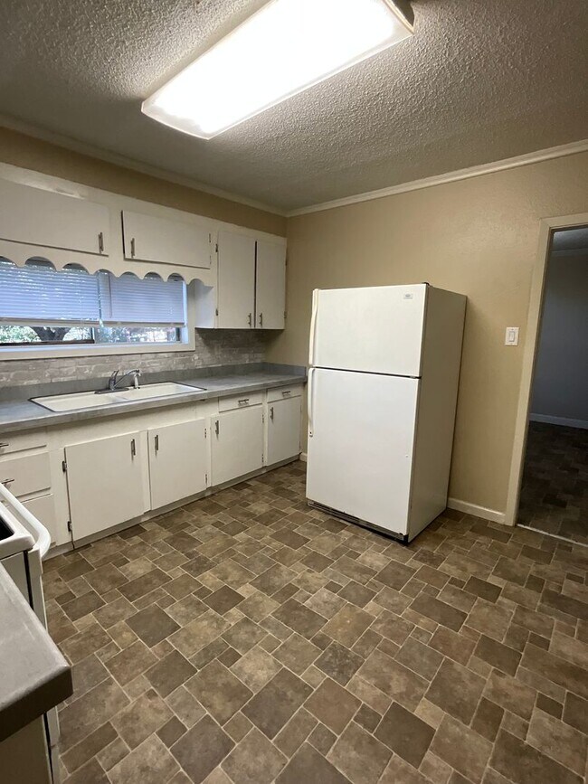 Building Photo - 901 Dennis Ave