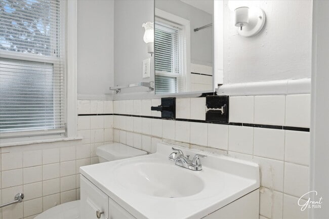 Building Photo - $1300 3 bedroom