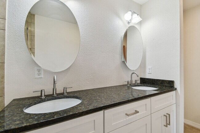 Building Photo - 345 Capri Blvd