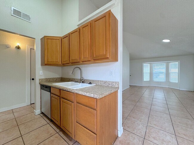 Building Photo - Northeast El Paso 2 bed Refrig A/C Duplex