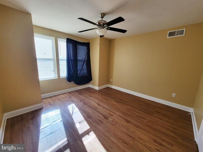 Building Photo - 923 E Schiller St