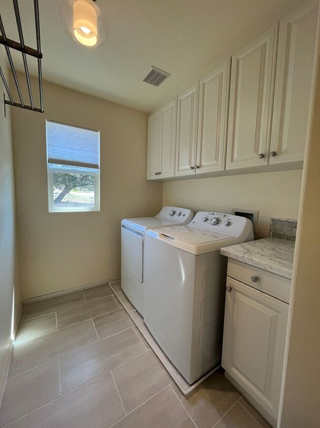 Building Photo - Newbury Park 3+2.5 w/bonus room + upgrades!