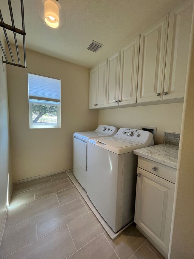 Building Photo - Newbury Park 4+2.5 on cul-de-sac w/upgrades!