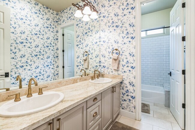 Building Photo - Luxurious Furnished Spanish-Style Home wit...