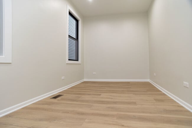 Building Photo - 3111 N Oakley Ave