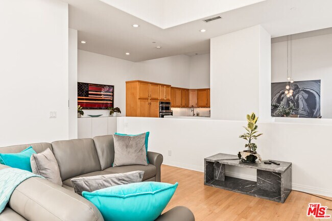 Building Photo - 502 Rosecrans Ave