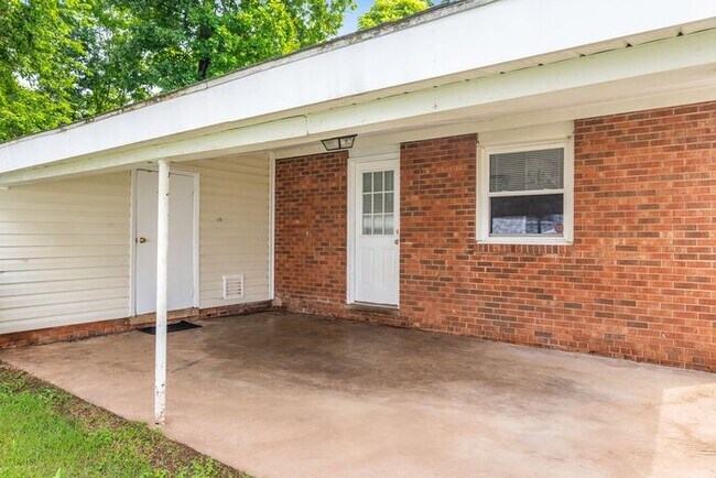 Building Photo - NE – Desirable Neighborhood, Brick Home, W...