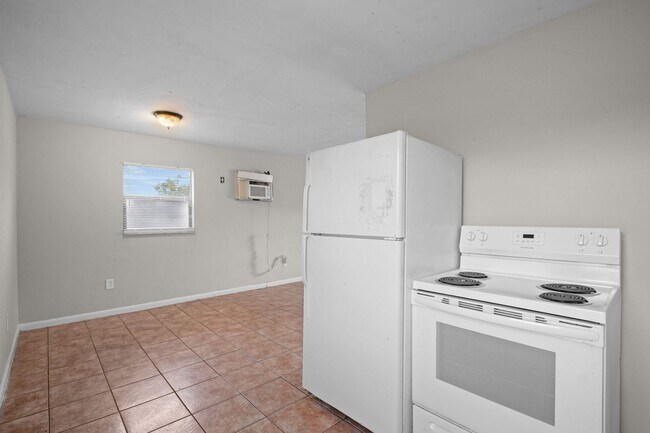 Building Photo - 1604-1608 Oak Dr