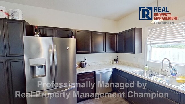 Building Photo - Fabulous Townhome with Open Floorplan