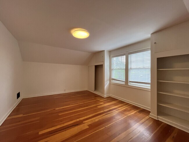 Building Photo - Stunning Rose City Park 5BD 2BA Home with Gas Fireplace Updated Finishes, Air Conditioning & Laun...