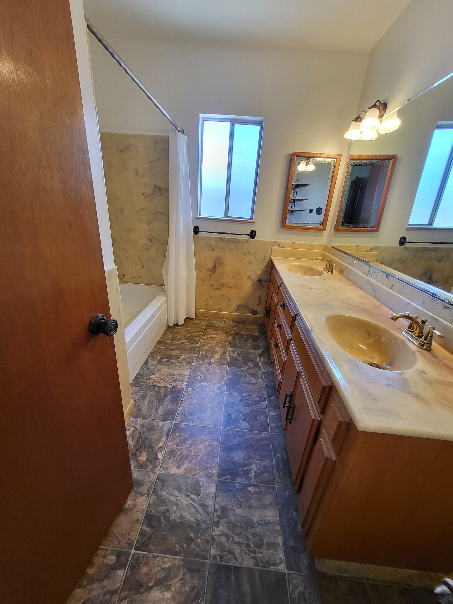 Building Photo - 906 Balra Dr