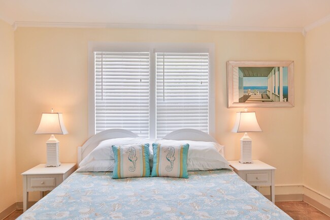 Building Photo - Charming Beach-Front 4bd Home
