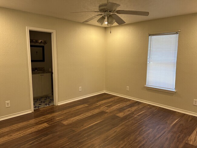 Building Photo - 664 W Tram Rd