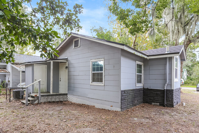 Building Photo - Cozy Home