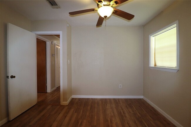 Building Photo - 20 White Oak Dr