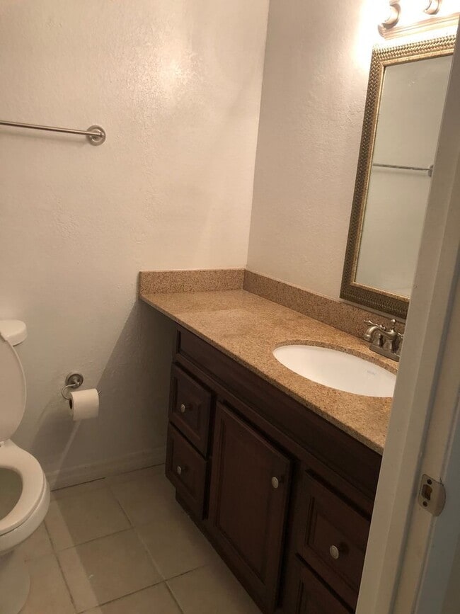 Building Photo - Lexington Place 2 bedroom Condo