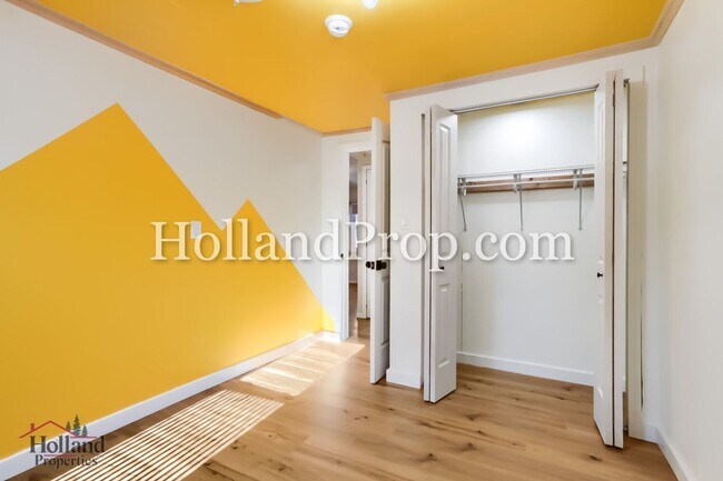 Building Photo - Welcome Home to Your Perfect Hillsboro Retreat!