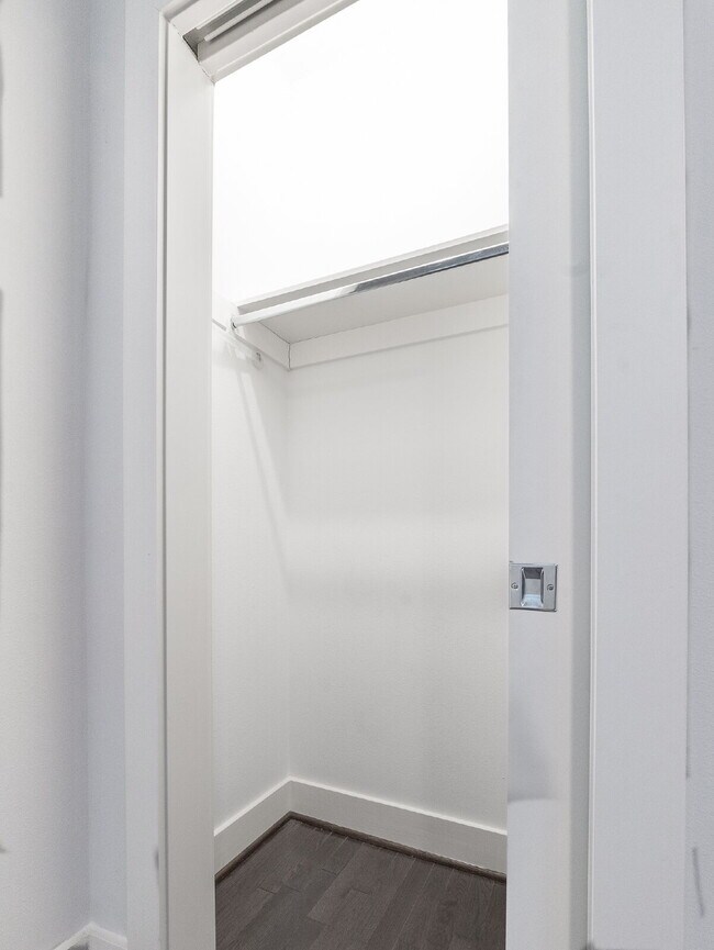 Building Photo - "Charming 4-Bed Houston Haven with Elegance on East 32nd Street!"