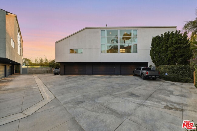 Building Photo - 2100 Abbot Kinney Blvd