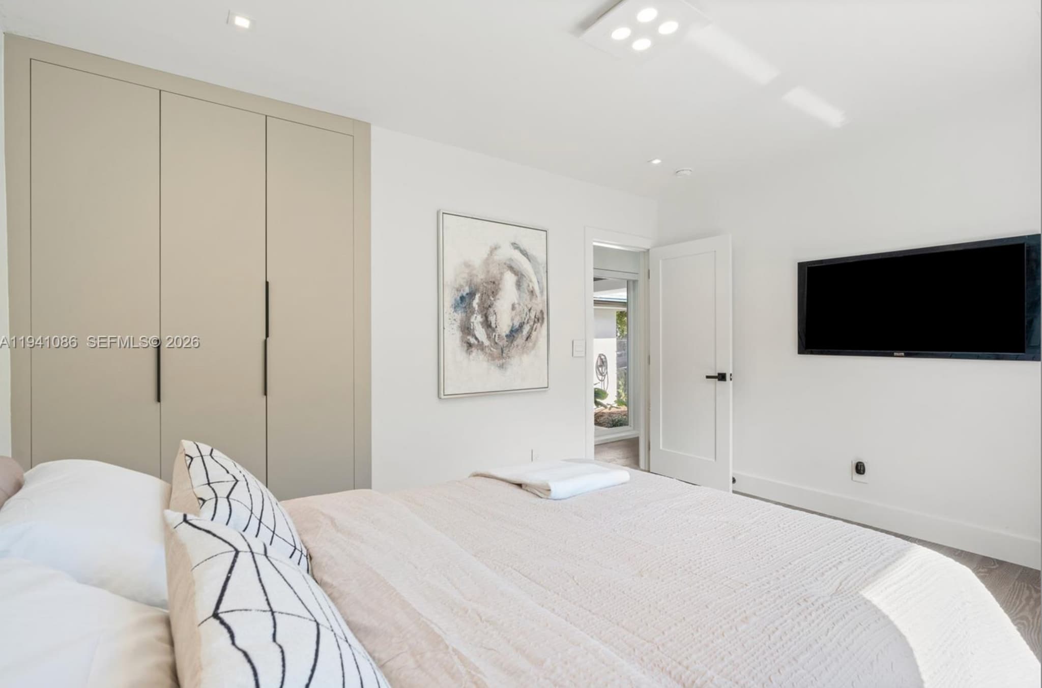 Building Photo - 7810 Hawthorne Ave