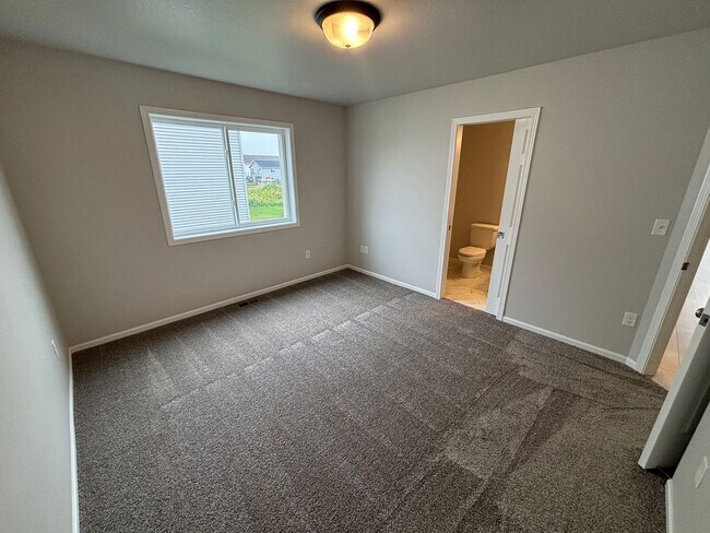 Building Photo - Stylish New Bi-Level Twinhome | 4 Beds | M...