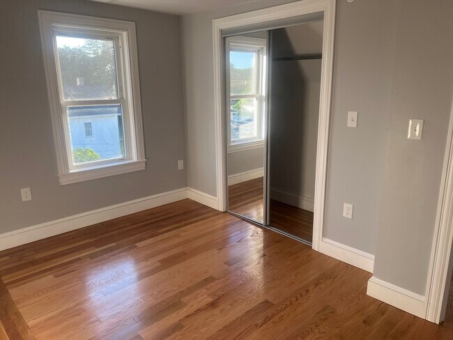 Building Photo - 385 Cohannet St