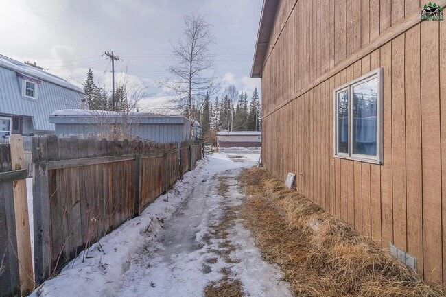 Building Photo - 615 Ginko Rd