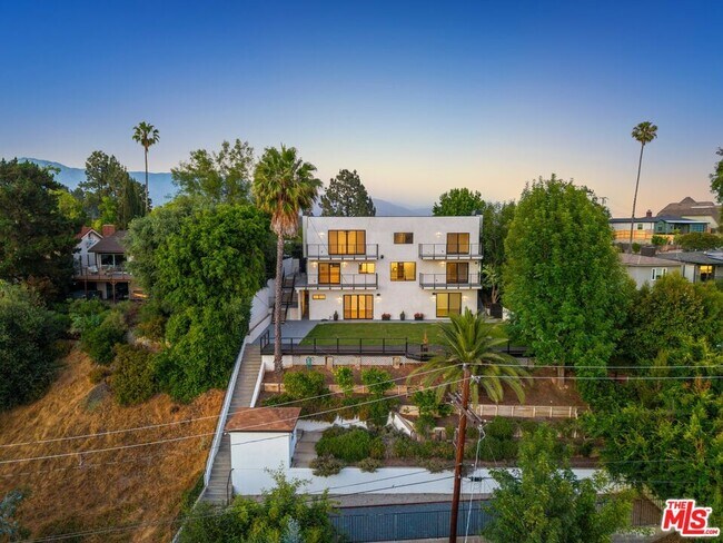Building Photo - 105 Sequoia Dr