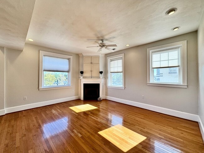 Building Photo - Amazing Garden-Style Condo Available NOW! ...