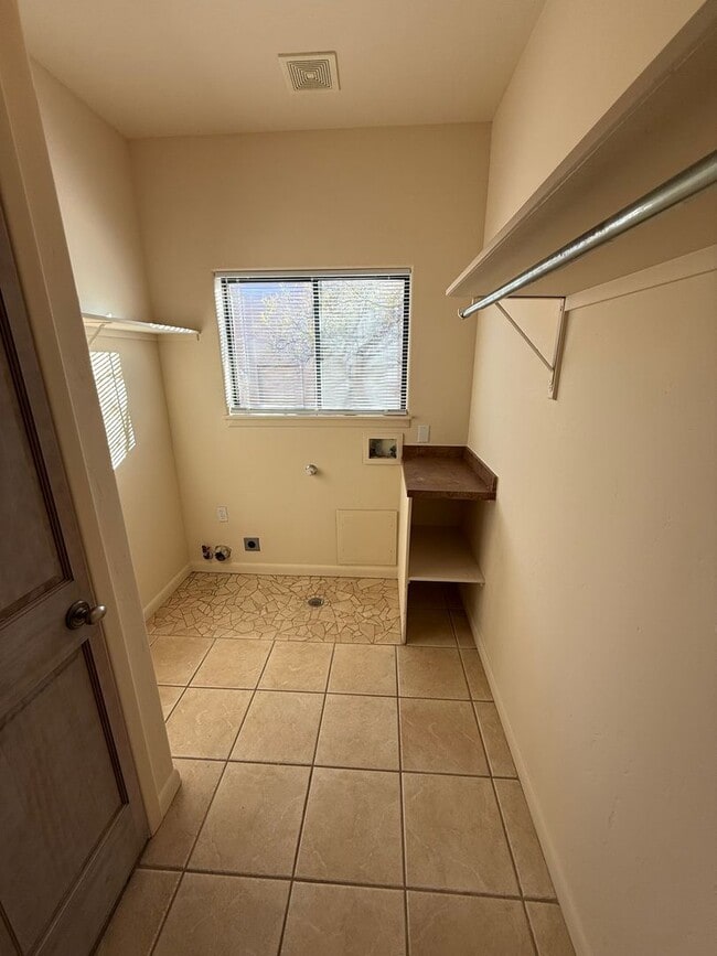 Building Photo - 1903 Coyote Ridge Dr