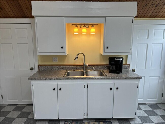 Building Photo - 13 Newport Ave