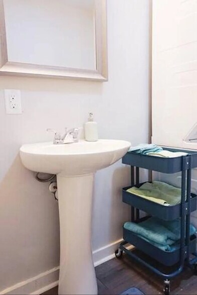 Building Photo - Room in House on Double Oaks Rd