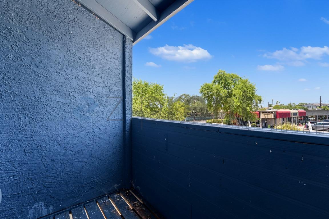 Building Photo - Unit B206