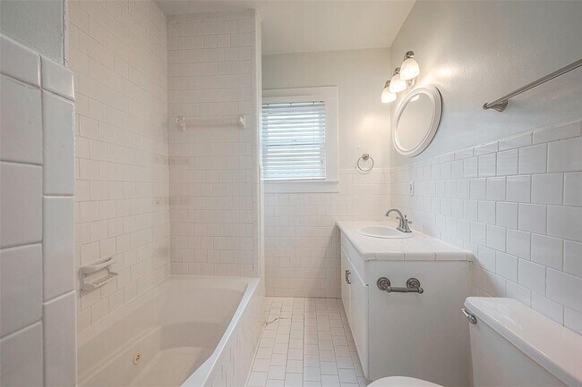 Building Photo - 701 Highland St