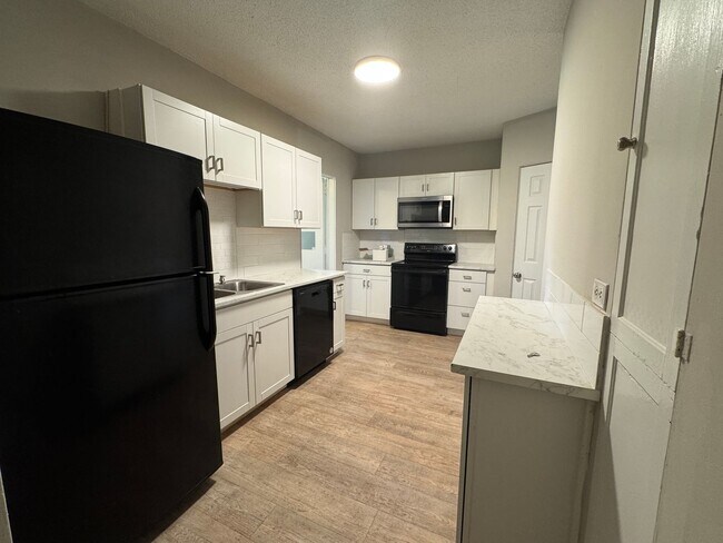 Building Photo - Ready to show!