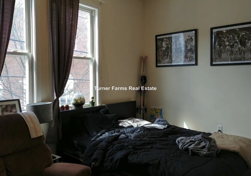 Building Photo - 84 Line St