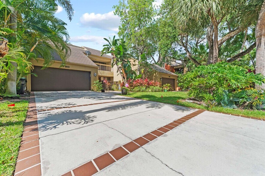 Building Photo - 790 Saint Albans Dr