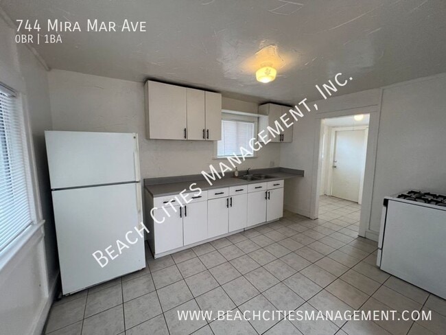 Building Photo - 744 Mira Mar Ave