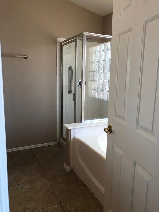 Building Photo - COMING SOON! 3 Bed/ 2 Bath Home in Arrowhead Lakes