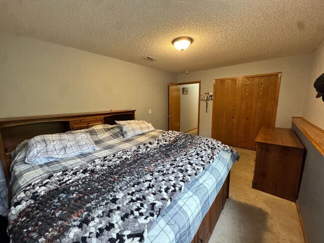Building Photo - Rent Special!!! Walk To The Lake!