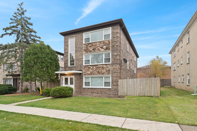 Building Photo - 821 E Lilly Ln
