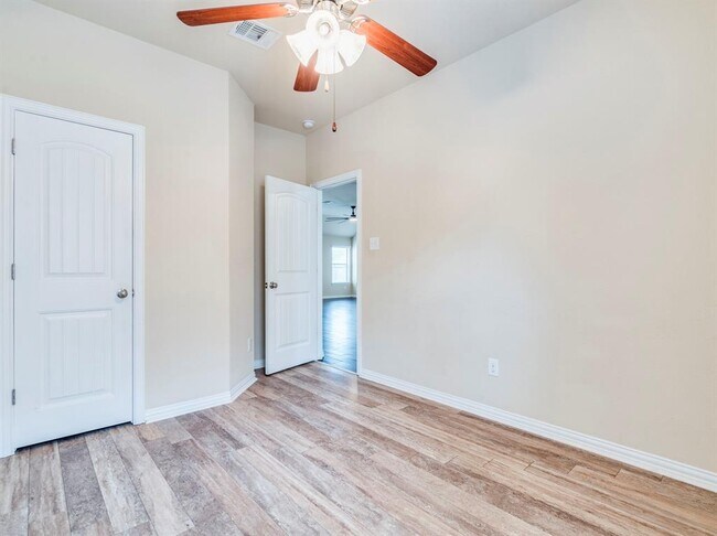 Building Photo - 327 Saffron Springs