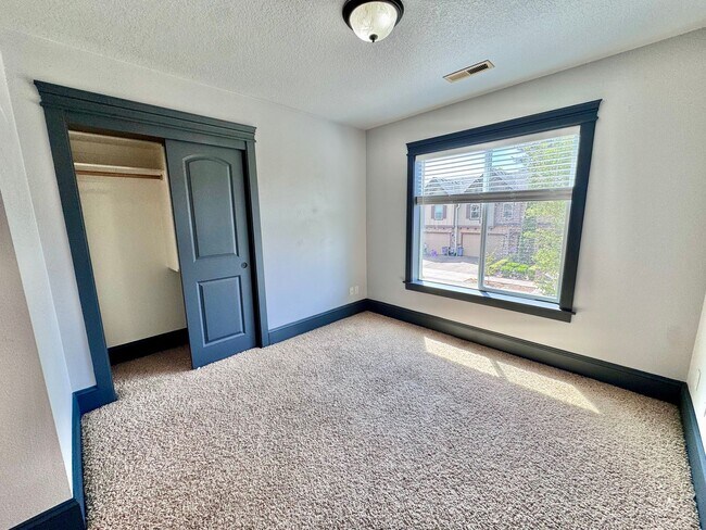 Building Photo - GORGEOUS Townhome...  LOCATION , LOCATION near Peace Health Hospital