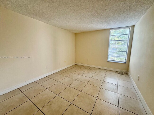 Building Photo - 8810 Fontainebleau Blvd