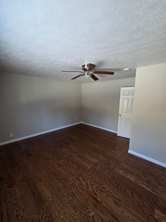 Building Photo - 4 bed 2.5 bath with a 2 car garage and fenced backyard