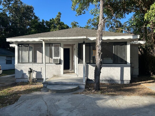 Building Photo - Cozy 3 bedroom, 1 bath for rent near downtown, pet friendly!