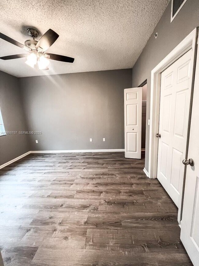 Building Photo - 533 NE 3rd Ave